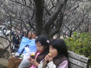 焼き芋を食べる子供達