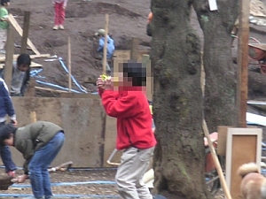 何かを飲む子供