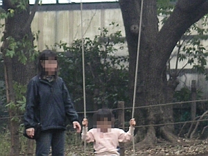 ブランコに乗る子供